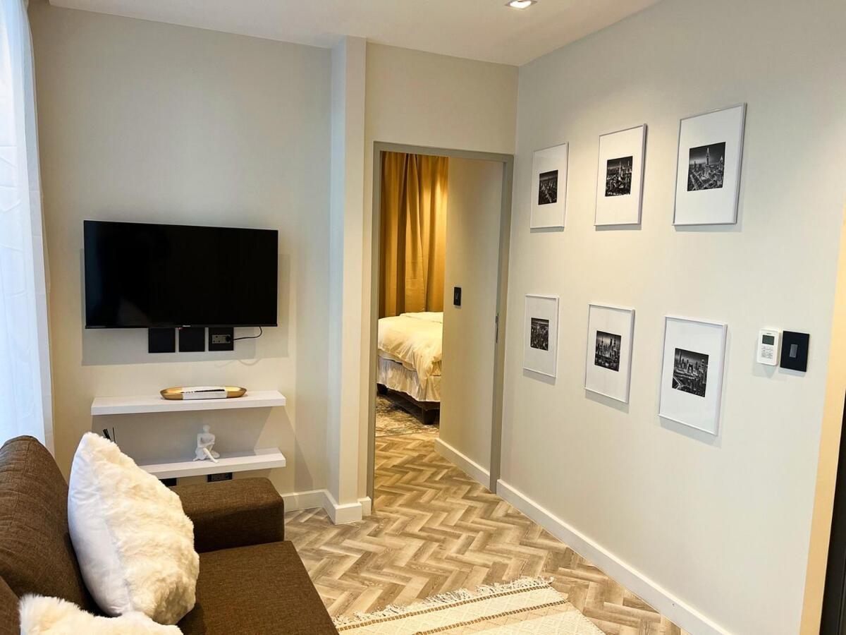 Apartment Chic, Stylish, *