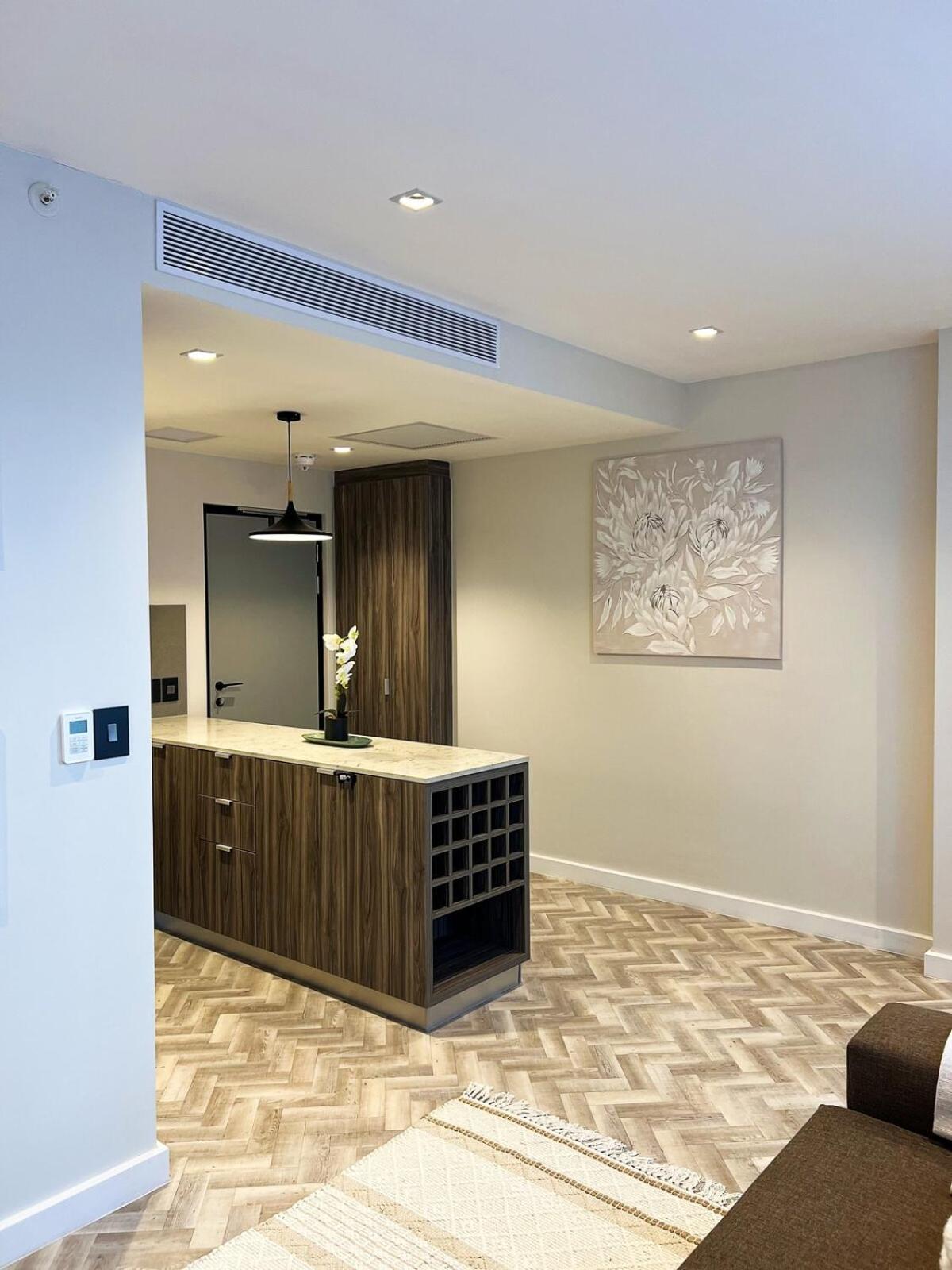 Chic, Stylish, Apartment *